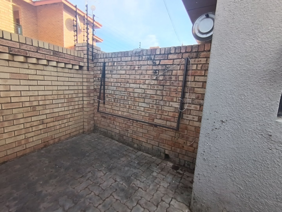 To Let 1 Bedroom Property for Rent in Die Bult North West
